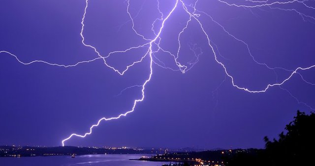 Lightning_over_Quebec-e1460468804176-760x400.jpg