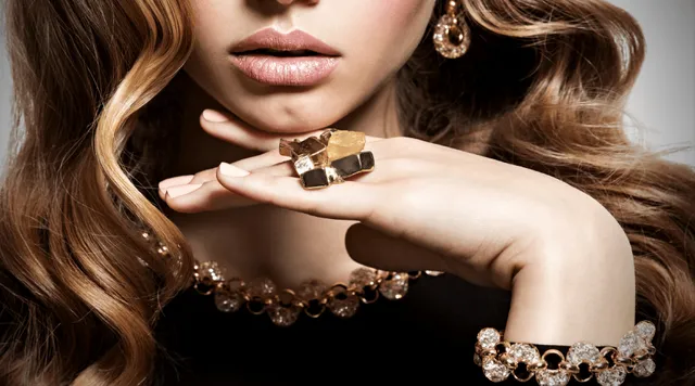 1800x1000_10_Ways_to_coordinate_jewelry_with_outfit_1800x.webp