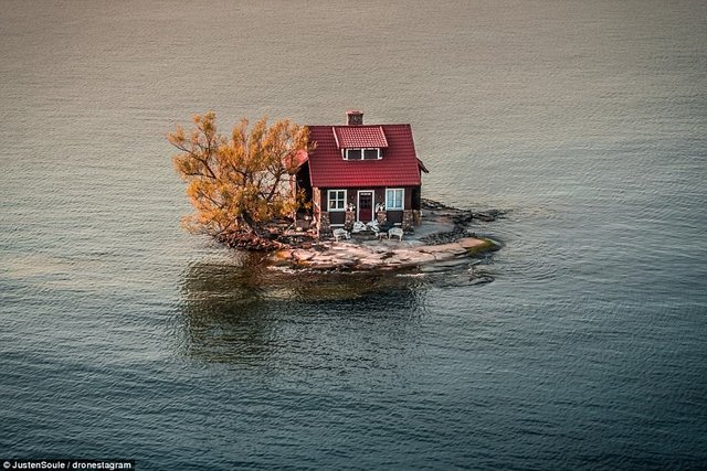 47AED19300000578-5226729-Rising_waters_This_home_is_in_Alexandria_Bay_between_New_York_an-a-252_1514841065574.jpg