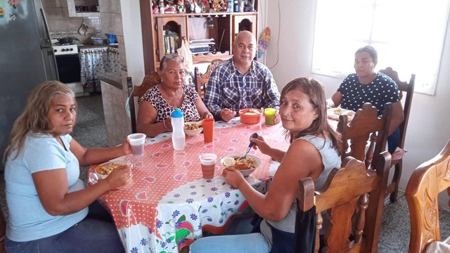 compartiendo con mis hermanas de sangre en mi casa.jpg