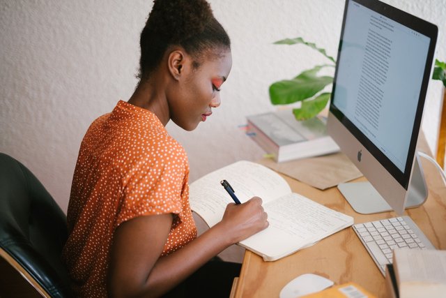 woman-in-front-of-her-computer-3059745.jpg