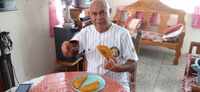 desayuno con empanada 2.jpg