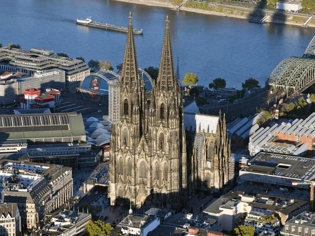 391260_1_org_Der_Koelner_Dom_besitzt_einen_Dachstuhl_aus_Eisen_aus_dem_19._Jahrhundert_-_und_ist_daher_weniger_brandgefaehrdet._Foto_Henning_Kaiser-1635657866.jpg