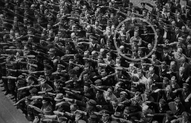 1024px-August-Landmesser-Almanya-1936.jpg