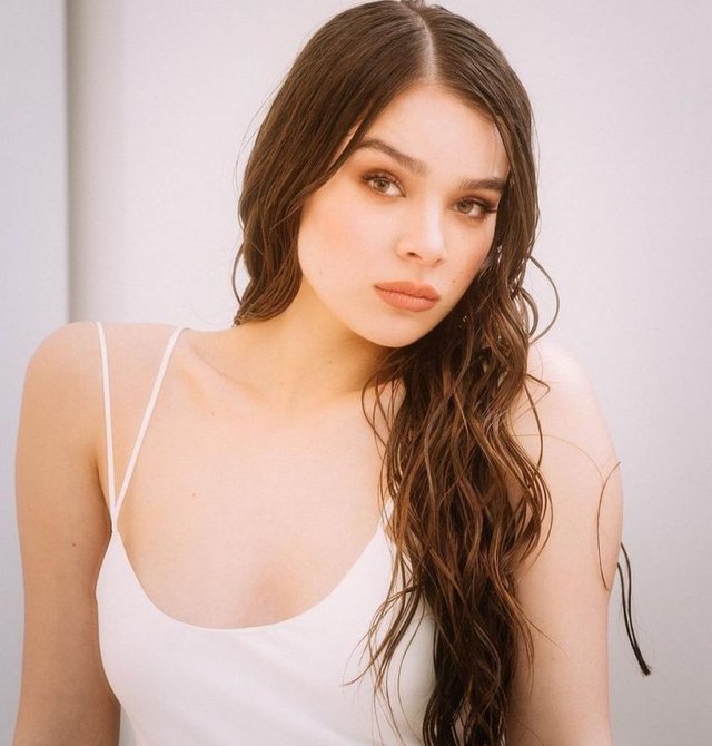 hailee-steinfeld-768x804.jpg