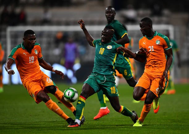 sadio-mane-of-senegal-holds-off-simon-deli-and-eric-bailly-of-the-picture-id658410440-1.jpg