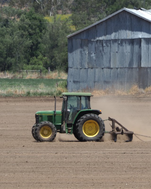 2-tractor-800px.JPG