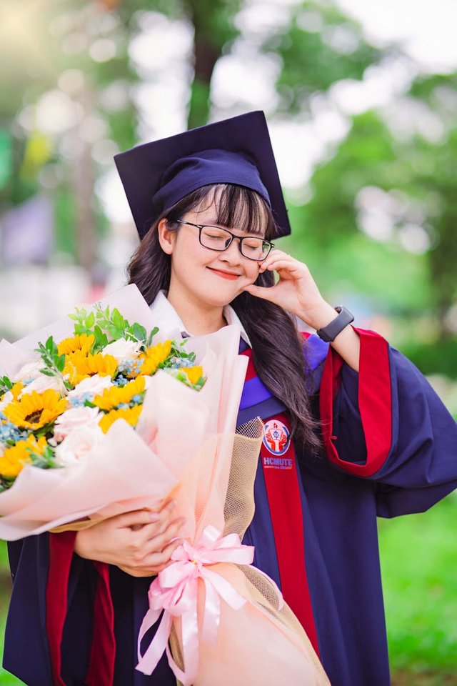 free-photo-of-smiling-graduate-student-holding-a-bouquet.jpeg