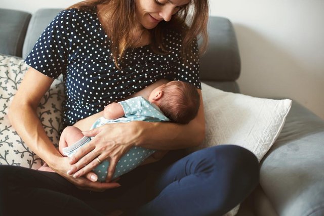 woman-with-breast-cancer-breast-feeding-baby.jpg