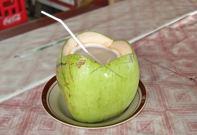 800px-Coconut_Drink,_Pangandaran.jpg