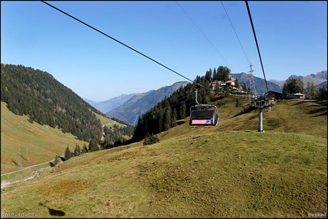 b-EU121022-205709.jpg
