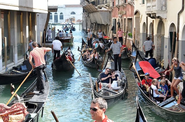 gondolas-gondoliers-venice-traffic.jpg