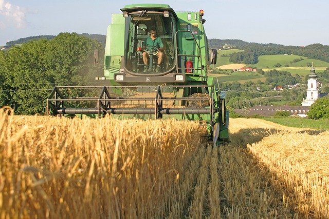 combine-harvester-7377526_640.jpg