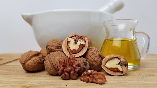 walnut-oil-gdc0fa8d9b_1920.jpg