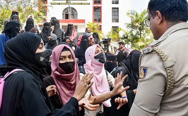 r9bij95g_karnataka-hijab-row-pti_625x300_19_February_22.webp