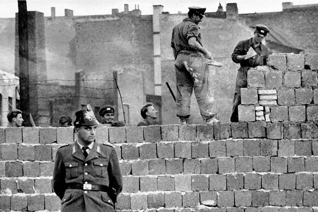 berlin-wall-1961.jpg