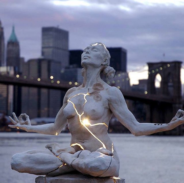 30 Of The World's Most Incredible Sculptures That Took Our Breath Away - Expansion sculpture in Brooklyn Bridge.jpg