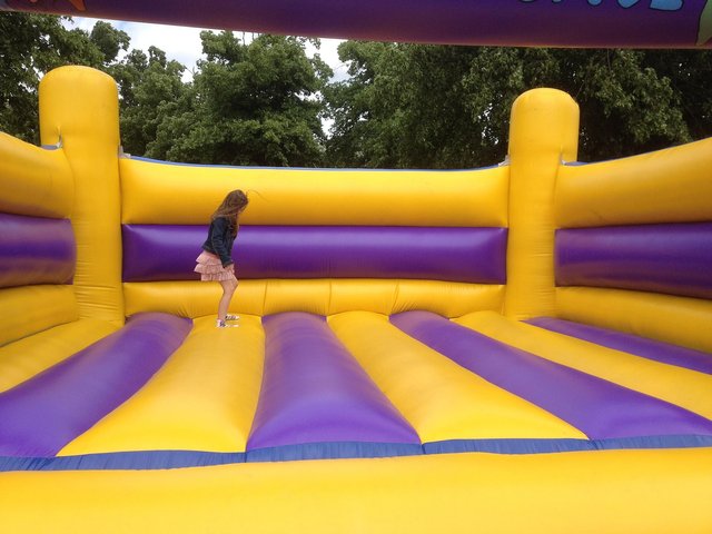 bouncing-castle-281046_1920.jpg