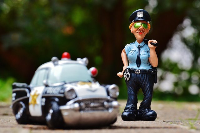 policewoman-986047_1280.jpg