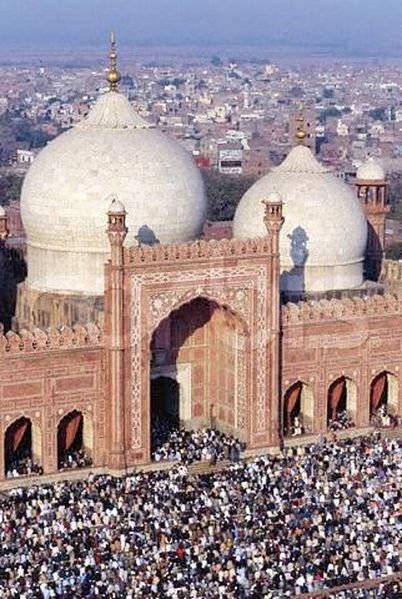 402px-Eid_Prayers_at_the_Badshahi_Mosque.jpeg
