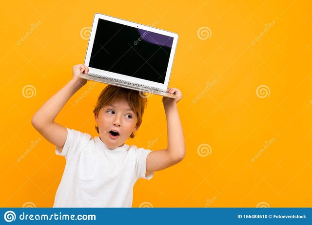 удивленный-мальчик-держит-ноутбук-на-его-голове-модель-макетом-желтом-166484610.jpg