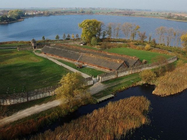 muzeum-archeologiczne-w-biskupinie-from polskazdronapl.jpg