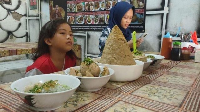 bakso-tumpeng-salah-satu-menu-andalan-di-bakso-mang-panjul-dawuan-majalengka.jpg