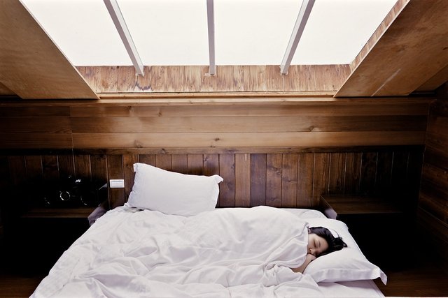 Mujer cansada durmiendo en su dormitorio