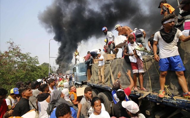 colombianos-tratan-salvar-ayuda-humanitaria-para-venezuela-cucuta-1550959419065.jpg