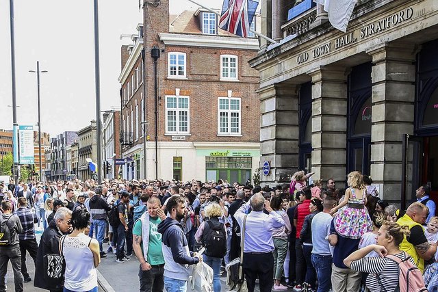 eu_elections_-_romanians_waiting_to_vote_at_polling_section_in_london_inquam_photos_marius_zmarandescu_0.jpg