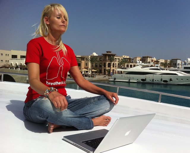 red-t-shirt-cruise-online-meditation-Breatheology-Academy-Foto-StigSeverinsen.jpg