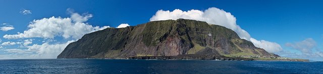 Panorama_of_Tristan_da_Cunha,_bright_sunny_day.jpg