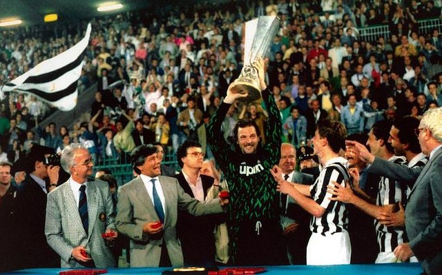 Juventus_-_Coppa_UEFA_1989-1990.jpg