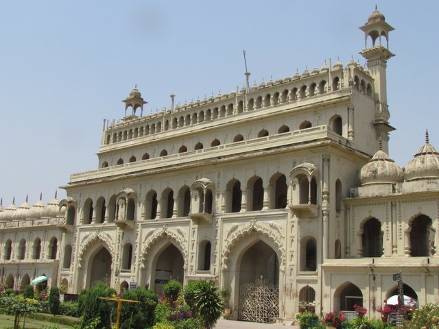 Bhul_bhulaiya_lucknow_--_Main_entrance.jpg