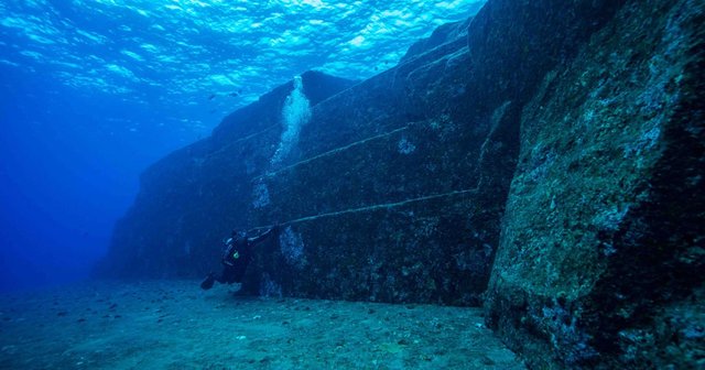 1032-steps-with-diver-for-scale-at-monument-diving-yonaguni-okinawa-japan-diveplanit-1032-opengraph.jpg