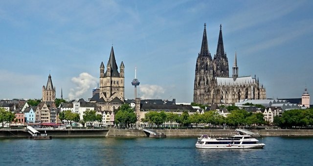 cologne-4472527_1920.jpg