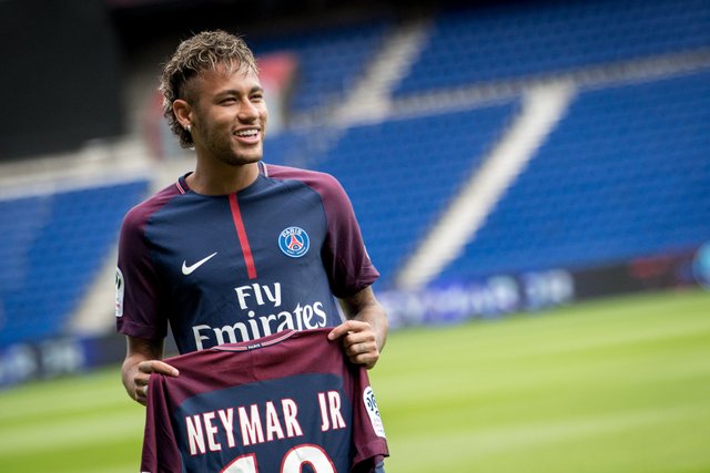 Neymar_Jr_presentation_-_Press_conference_for_PSG_001 (1).jpg