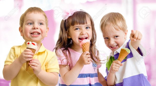 26317737-niños-felices-o-grupo-niños-con-helado.jpg