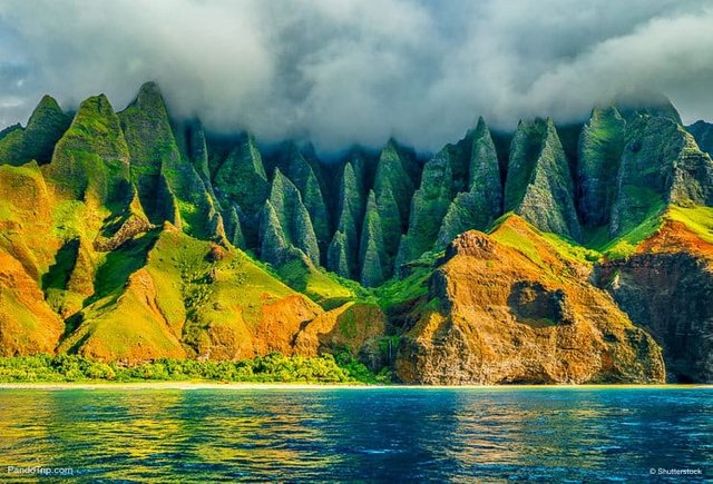 Na-Pali-coast-Kauai-Hawaii-view-from-sea.jpg