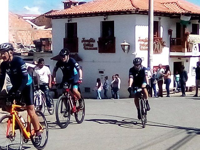 parque, ciclistas, flores, payasos, muñecos, militares, sombra, 083.jpg