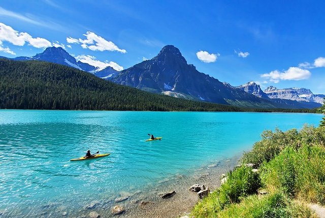 canada-best-places-to-visit-banff-national-park-waterfowl-lakes-kayakers.jpg