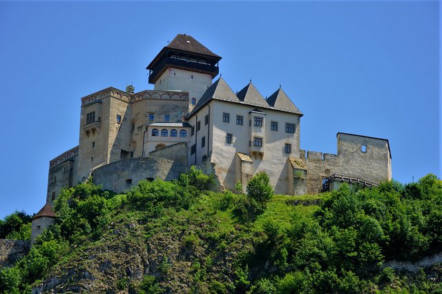 Trenčiansky_hrad_-_panoramio_(4).jpg