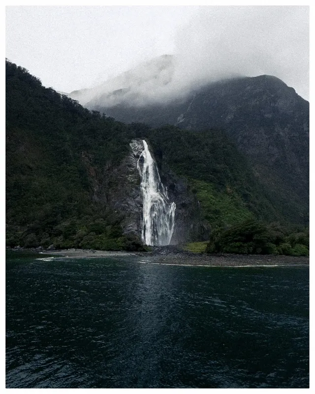 milford-sound-new-zealand-v0-uw1mhxfx9b4e1.webp