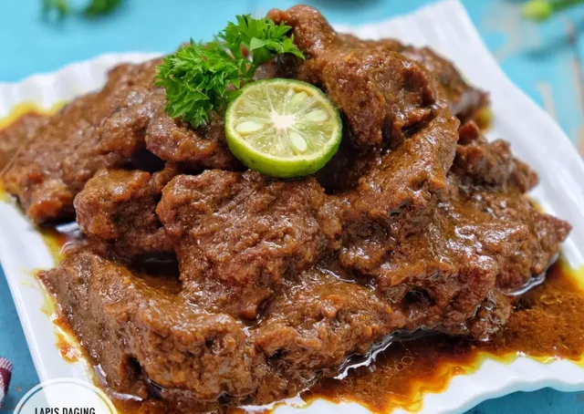 lapis-daging-sapi-foto-resep-utama.webp