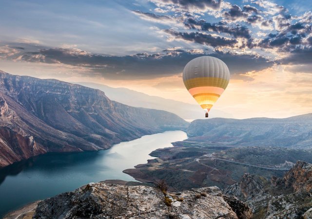 Hot air balloon flying pictures on a beautiful place (8).jpg