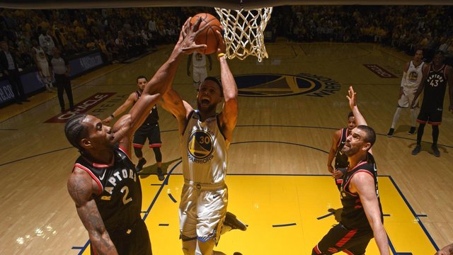 kawhi-leonard-blocks-stephen-curry-block-game3.jpg