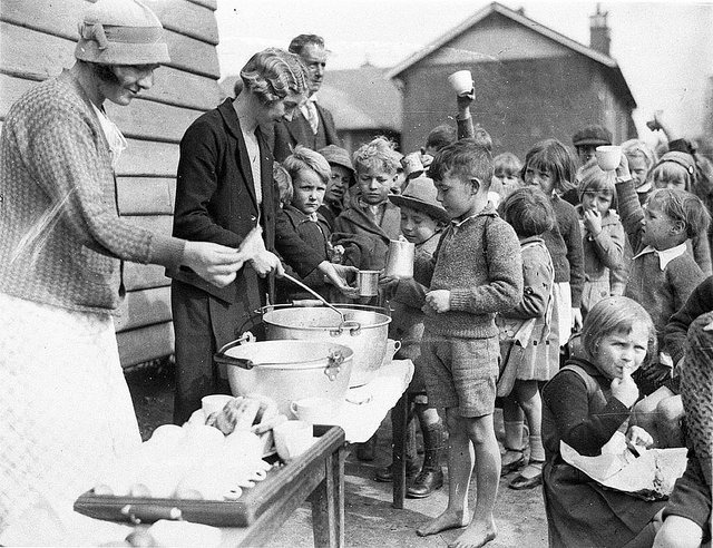 025 Great Depression.Wikimedia.Schoolchildren_line_up_for_free_issue_of_soup2.jpg
