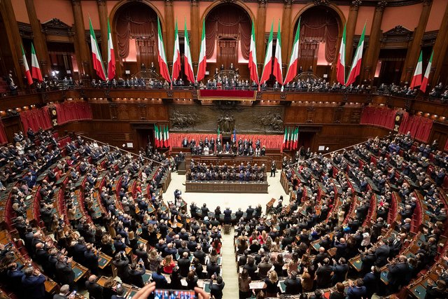 2048px-Camera_dei_deputati_Aula_Palazzo_Montecitorio_Roma.jpg