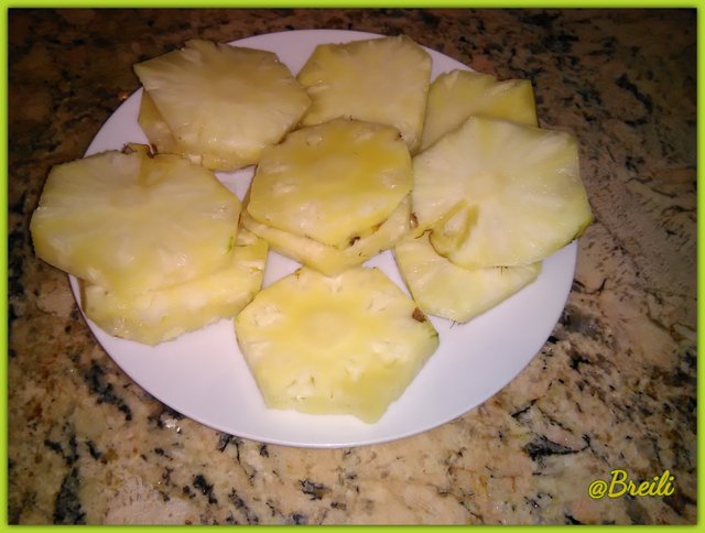 Piña asada con canela