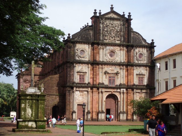 Goa_Velha_Basilica_Bom_Jesus.jpg